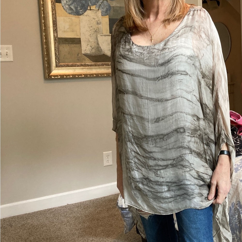 Cute flattering flowing top